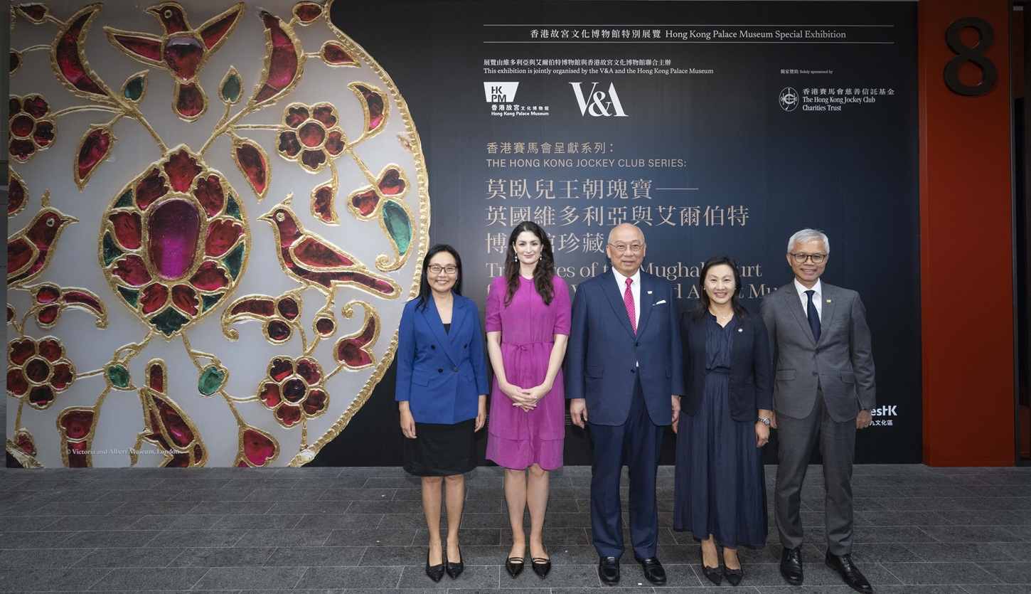 香港故宫文化博物馆特别展览 “香港赛马会呈献系列：莫卧儿王朝瑰宝──英国维多利亚与艾尔伯特博物馆珍藏” 今天起向公众开放，开幕嘉宾前来参观展览。